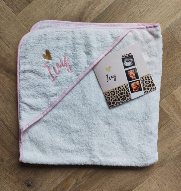 Baby Badcape met naam (geboortekaartje lettertype)